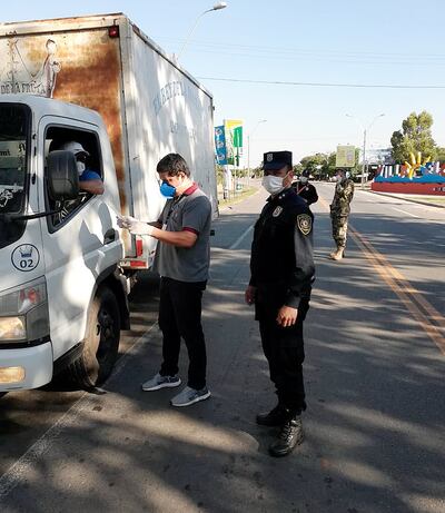 Un funcionario del Ministerio Público verifica un camión.