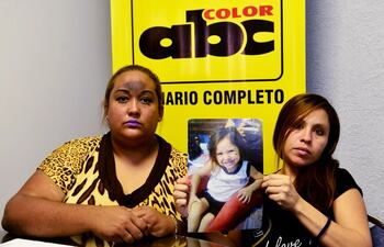 liza-soledad-portillo-der-muestra-la-fotografia-de-su-hija-extraviada-a-la-izquierda-su-abogada-aida-diaz--232429000000-1679319.jpg