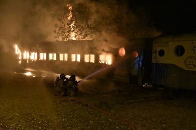 Bomberos intentan apagar el incendio que se registró esta madrugada.