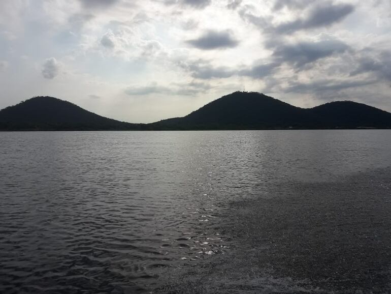 Vista desde el río de “Los Tres Hermanos.