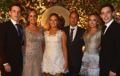 La quinceañera con sus padres Magdalena Nogués y Jorge Bogado y sus hermanos Matías, Florencia y Diego Bogado.