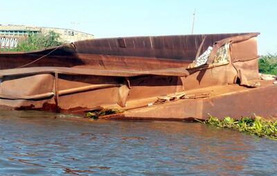 Las barcazas fueron abandonadas por sus propietarios. Están tiradas en el río Paraguay, convertidas en un foco de contaminación y un problema para la navegación en la hidrovía.