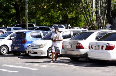 Cuidacoches recaudan haciendo estacionar autos en doble y triple fila, incluso en pasos peatonales y tapando rampas, en la zona frente a la Comandancia de la Policía Nacional. En esta zona los agentes de tránsito están “ciegos”.