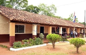 la-escuela-basica-n-372-que-recupero-su-nombre-original-en-homenaje-a-su-benefactor-alejandro-samaniego-macias--193502000000-629992.jpg