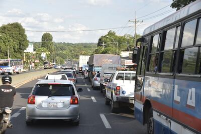 Tráfico pesado en la ruta PY02.