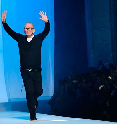 La inventiva de Gaultier fue su sello personal para reciclarse dentro del mundo de la moda. Con medio siglo en ese ambiente sigue sorprendiendo.