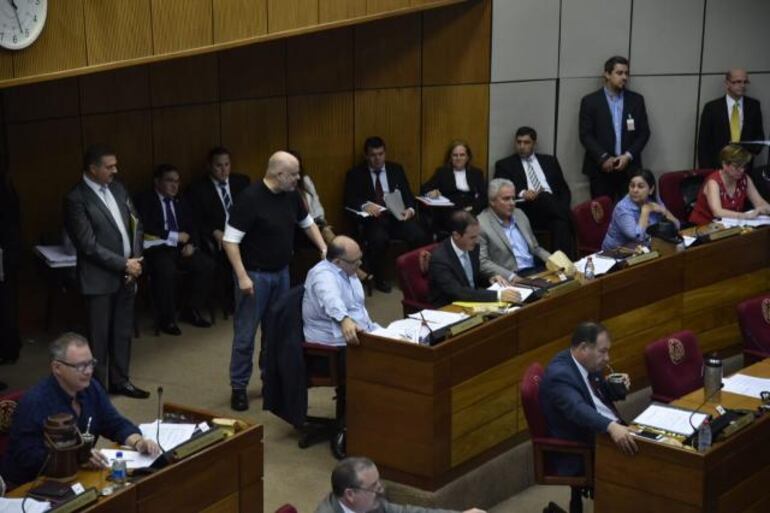 Paraguayo Cubas increpa a Fidel Zavala.&nbsp;