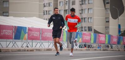 En Lima 2019, Derlys (d) corrió el tercer mejor tiempo de Sudamérica. En la foto, durante un entrenamiento en la Villa con el uruguayo Nicolás Cuestas.