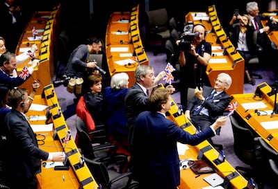 Eurodiputados pro brexit se despiden de sus colegas en la sala de sesiones de la Eurocámara.  Desde mañana a la medianoche, el Reino Unido dejará de pertenecer a la Unión Europea, tras 47 años de participación en el bloque.