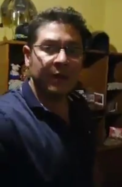 Este hombre, cuyo usuario en Twitter es @LopezArsenio79, subió un video filmado frente a un niño, en el cual muestra a una mujer atada y amordazada a quien señala diciendo que esa es la única manera de pasar en paz la cuarentena. El Ministerio de la Mujer repudió su actuar.