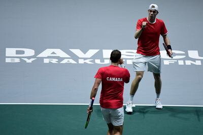 El equipo canadiense festejando un punto ante los rusos.