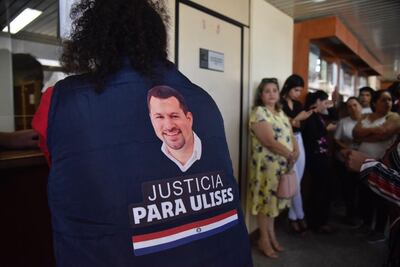 Una simpatizante pide "justicia" para el diputado Ulises Quintana.