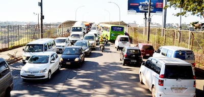 El intenso tránsito que se registra en el Puente de la Amistad se teme que cese, al perder atractivo comprar en el Este del país.