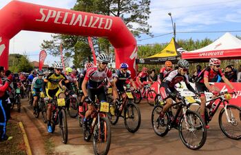 mas-de-300-atletas-participaron-del-trans-itapua-bike-que-se-desarrollo-en-nueva-alborada--220035000000-1742093.jpg