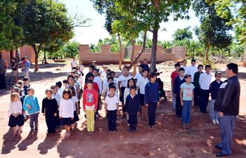 ninos-de-la-escuela-en-yaguarete-forest-cantan-el-himno-nacional-en-el-fondo-se-pueden-observar-las-construcciones-de-aulas-abandonadas--221219000000-541537.jpg