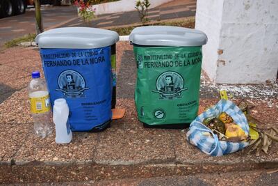 Recipientes de basura para desechos orgánicos (verde) e inorgánicos (azul) a ser instalados en Fernando de la Mora.