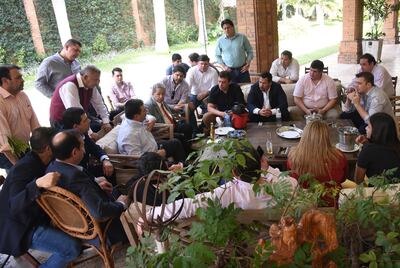 Una reunión similar a la de los diputados, la semana pasada, se podría efectuar con los senadores de Añetete con el expresidente, Horacio Cartes.