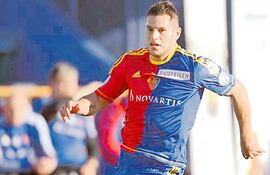 raul-marcelo-bobadilla-25-anos-con-la-casaca-del-fussballclub-basel-fc-basel-de-suiza--231529000000-544601.jpg