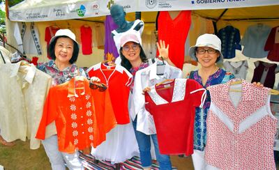 Visitantes taiwanesas compraron una importante cantidad de prendas artesanales para llevar y mostrar a su país.