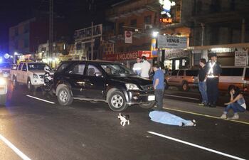 policias-y-transeuntes-rodean-el-cuerpo-de-victor-alcides-escobar-tendido-en-el-medio-de-la-avenida-en-emby--203741000000-1482995.jpg
