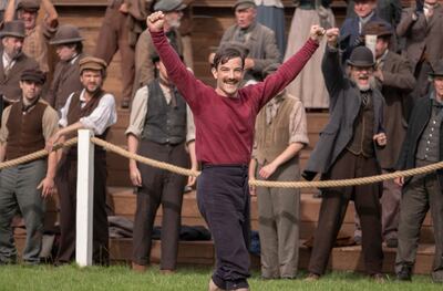 La historia de dos futbolistas del siglo XIX que deben hacer frente a las diferencias sociales para dar origen al fútbol moderno propone la miniserie “Un juego de caballeros”, estrenada recientemente en Netflix. Consta de seis capítulos de unos 45 minutos aproximadamente.