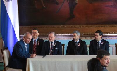 El intendente Mario Ferreiro firma el convenio bajo la mirada del embajador de Taiwán, Diego Lin Chou; el ministro de Urbanismo, Dany Durand; el presidente de la República Mario Abdo Benítez y el vicepresidente Hugo Velázquez.