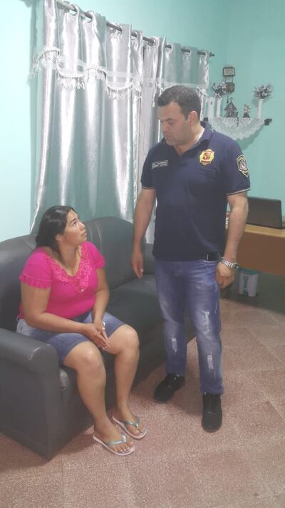 El Subjefe de Investigaciones, subcomisario Francisco Joel Talavera, interroga a la  detenida.