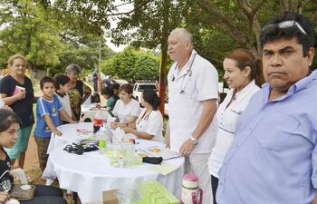 el-medico-victor-hugo-ramirez-escoltado-por-la-lic-cinthia-paradeda-en-el-servicio-proselitista--222308000000-528626.jpg