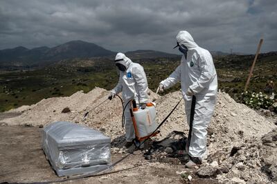 Trabajadores del cementerio se preparan para enterrar a una víctima de coronavirus COVID-19, en México.