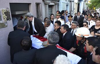 allegados-del-crio-gral-r-mario-sapriza-se-disponen-a-depositar-el-feretro-que-contiene-sus-restos-en-el-panteon-familiar--211359000000-1515738.jpg