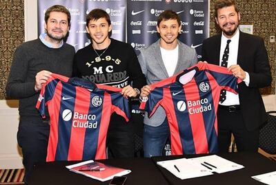 Los mellizos Romero juanto a los máximos directivos de San Lorenzo, Matías Lammens y Marcelo Tinelli.