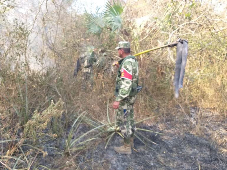Bomberos voluntarios de Puerto Falcón intervienen en el lugar.