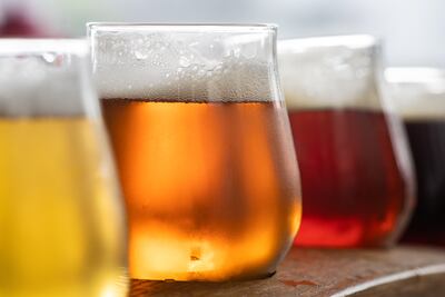 Qué variedad de tonos. Cada color nos remite a un sabor distinto. Para quienes recién comienzan, lo mejor es probar la Pale Ale, amarga pero con una nota frutal.