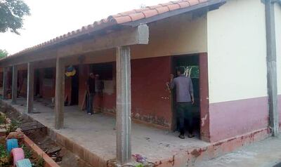 Las tareas de refacción del pabellón de tres aulas continúan pese a la cuarentena.