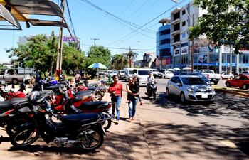automoviles-motocicletas-y-mercaderias-ocupan-las-aceras-de-encarnacion-en-detrimento-de-los-peatones-la-desidia-de-la-municipalidad-hace-que-las-201320000000-1652031.jpg