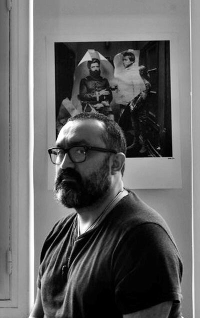 El artista visual y también médico Alfredo Quiroz, posando frente a una de las obras que forman parte de la muestra.