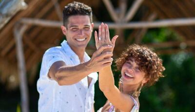 La actriz Sarah Hyland y su novio el actor Wells Adams exhiben el anillo de compromiso.