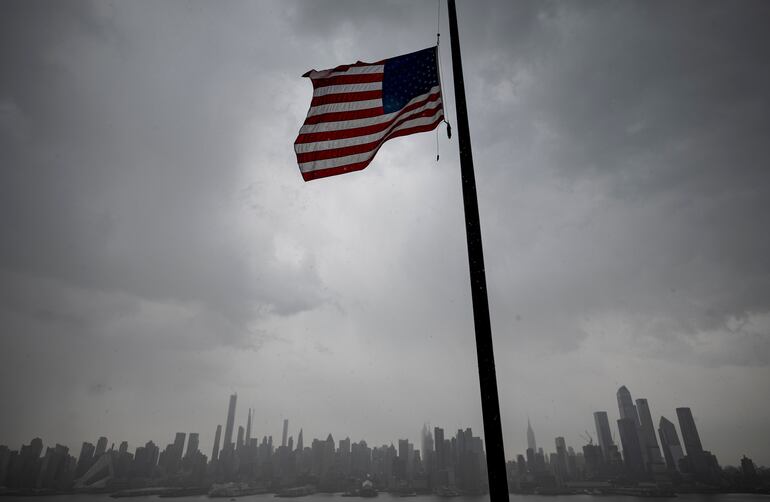 Una bandera de Estados Unidos a media asta en Nueva Jersey.