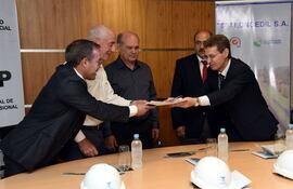 el-gerente-de-tecnoedil-armando-amarilla-y-el-director-del-snpp-ramon-maciel-d-tras-la-firma-del-convenio--211115000000-1515732.jpg