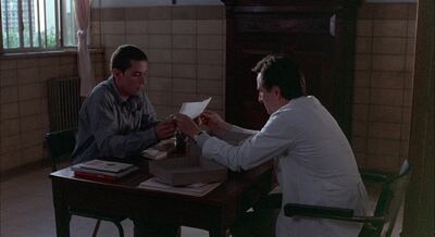 Una escena de hombre mirando al Sudeste.