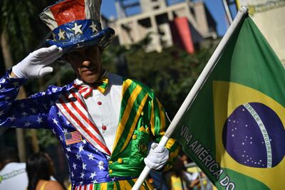 Un hombre vestido con un traje que combina la bandera norteamericana con la brasileña, sobre la avenida Paulista.