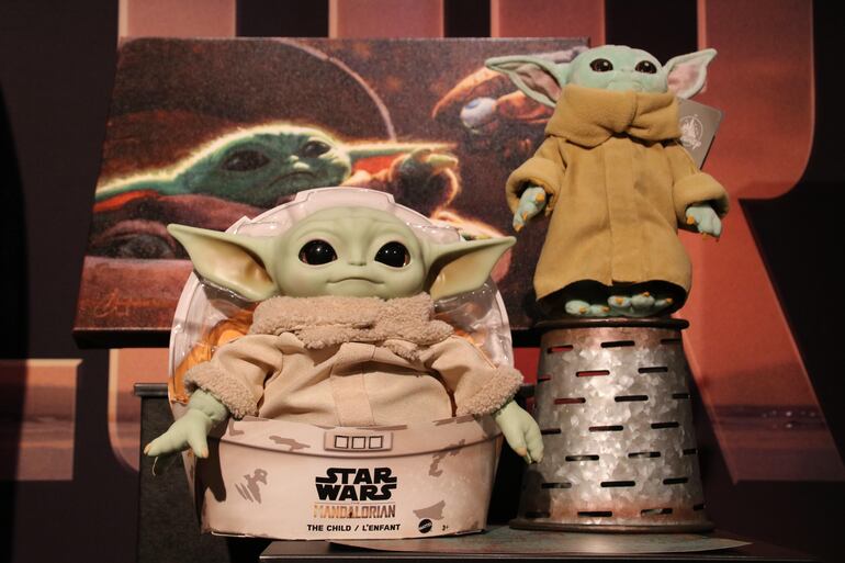 Juguetes de Baby Yoda, el personaje de la serie "The Mandalorian" del universo Star Wars que se ha convertido en un fenómeno mundial.