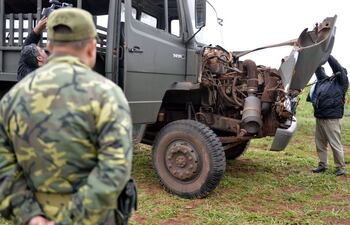 los-peritos-levantan-las-evidencias-del-camion-que-fue-objeto-de-emboscada-observa-un-miembro-de-la-fuerza-de-tarea-conjunta--194018000000-1496407.jpg