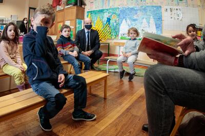 El ministro francés de Educación y Asuntos de la Juventud, Jean-Michel Blanquer, usando una máscara, se sienta en un salón de clases mientras visita una escuela en París el 11 de mayo de 2020.