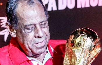 carlos-alberto-torres-con-la-copa-del-mundo--215823000000-1516135.jpg