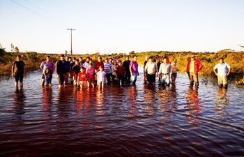 los-pobladores-de-las-colonias-santa-clara-y-pindoty-expresaron-que-luego-de-una-lluvia-un-tramo-del-camino-que-une-las-comunidades-queda-inundado-po-193125000000-1816010.jpg