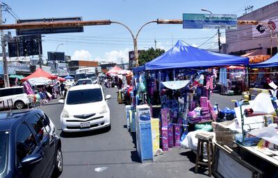 La circulación en las inmediaciones del Mercado 4 era lento debido a la gran cantidad de comerciantes, quienes invadieron veredas, el paseo central, áreas de estacionamiento e incluso bloquearon calles transversales sin pagar un guaraní a la Municipalidad.