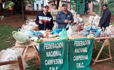 Un grupo de agricultores divide en bolsitas los  productos para armar los kits entregados a las familias carenciadas.