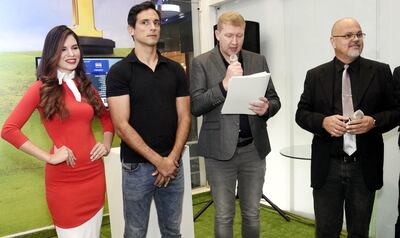 Roque Santacruz, ídolo del fútbol paraguayo, con Ricky Neufeld, entre otros, ayer.
