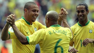 Ronaldinho (d) junto a Ronaldo y Roberto Carlos con la camiseta de la selección de Brasil.